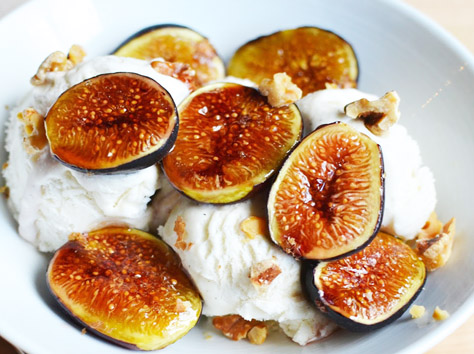 Caramelized figs with fudge sauce 