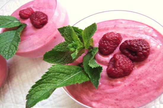 raspberry mousse with apricot sauce 