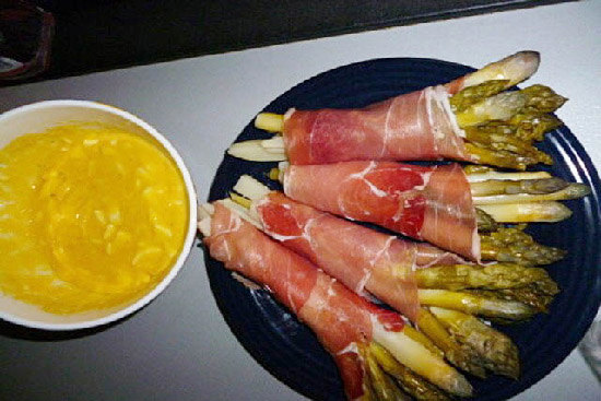 Asparagus with Parma ham and roasted pepper coulis 