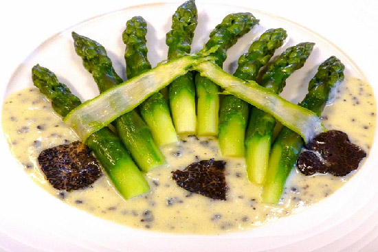 Asparagus with truffle broth  - A recipe by wefacecook.com