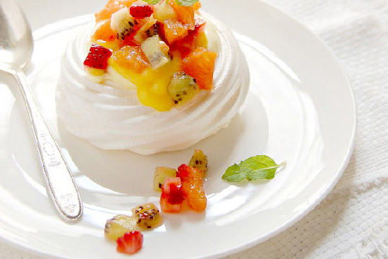 Orange mousse meringues 