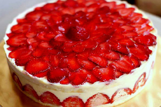 Almond strawberry cake 