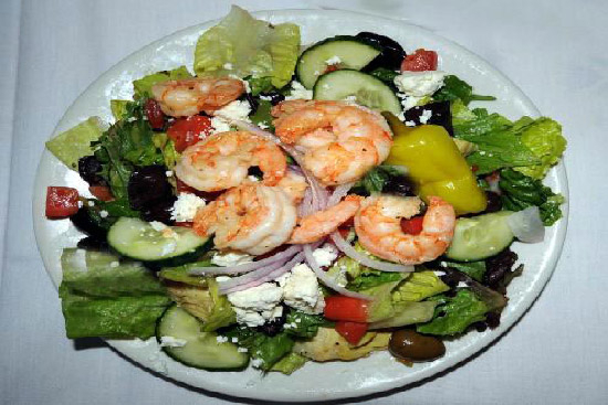 Greek salad with grilled shrimp - A recipe by wefacecook.com