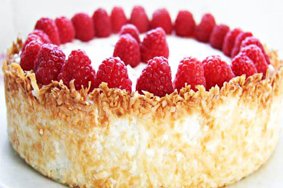 Strawberry cheesecake in macaroon crust 