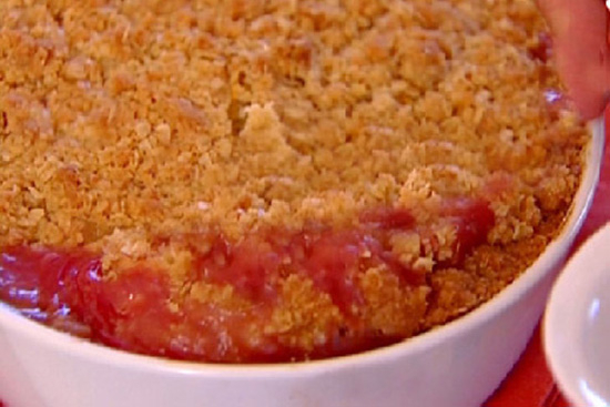 Cranberry strawberry and raspberry crisp - A recipe by wefacecook.com