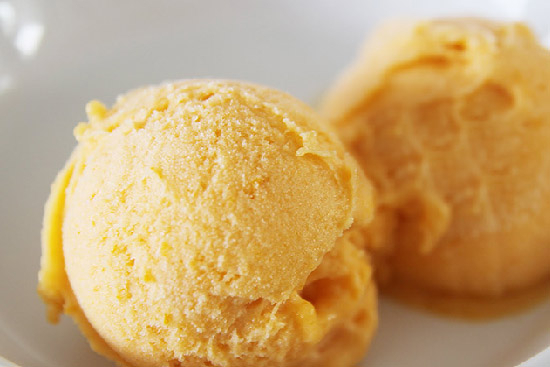 Peach ice cream - A recipe by wefacecook.com