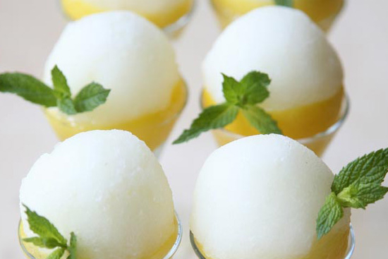 Lemon sorbet in lemon shells - A recipe by wefacecook.com