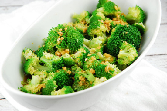 Broccoli with garlic - A recipe by wefacecook.com