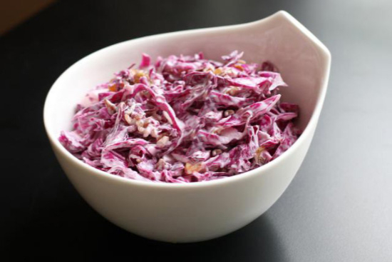 Warm red cabbage slaw with red onion and apple - A recipe by wefacecook.com