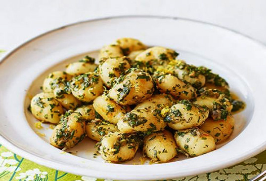 Gnocchi with green chive sauce 