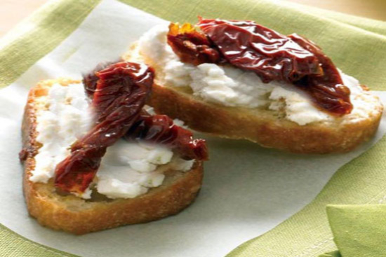 Goat cheese and sun-dried tomato toasts 