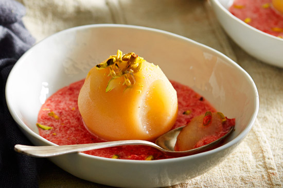 Poached peaches with a strawberry and sparkling clairette sauce - A recipe by wefacecook.com