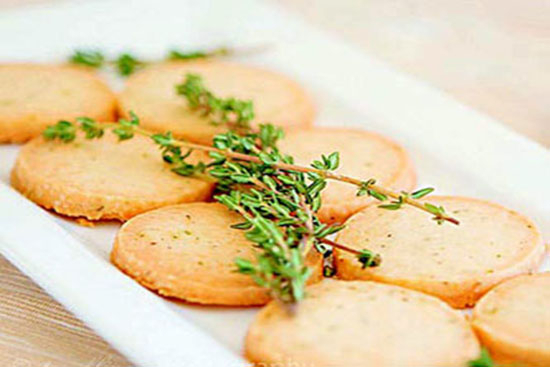 Parmesan and thyme crackers - A recipe by wefacecook.com