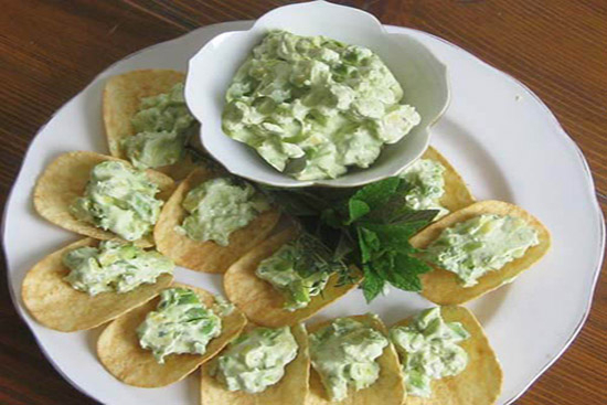 Avocado dip with mint on Pringles chips 