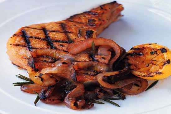 Grilled pork chops with red onion marmalade 