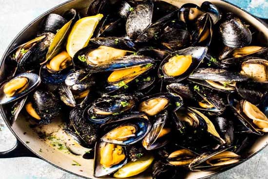 Steamed mussels in white wine  