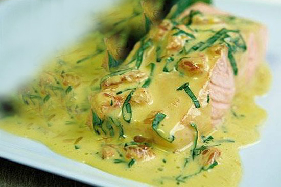 Baked salmon fillet with basil sauce 