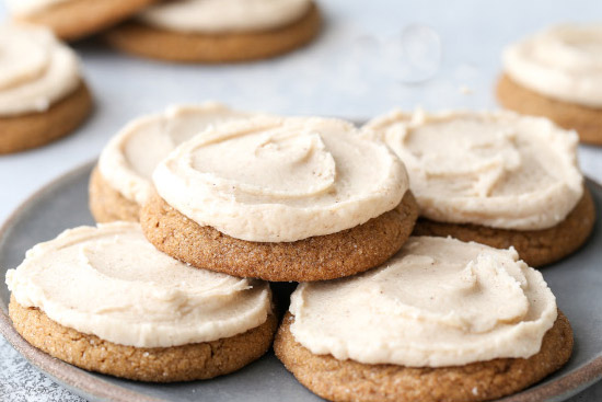 Glazed molasses cookies - A recipe by wefacecook.com