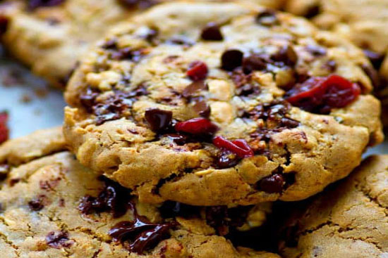 Oatmeal toffee cookies with dried cherries 
