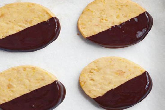Chocolate-dipped macadamia cookies - A recipe by Epicuriantime.com