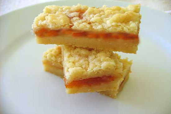 Apricot-orange shortbread bars - A recipe by wefacecook.com