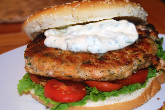 Salmon burgers with herb aïoli - A recipe by wefacecook.com