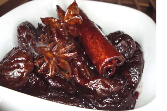 Prunes poached in red wine - A recipe by wefacecook.com