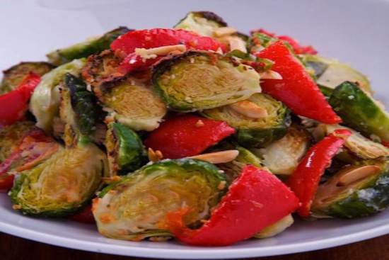 Roasted brussels sprouts with red pepper 