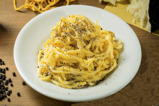 Cacio e pepe pasta 