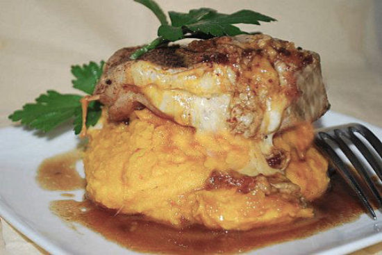 Stuffed pork chops with polenta and tomatoes - A recipe by wefacecook.com