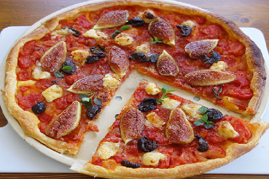 Figs and goat cheese pizza 