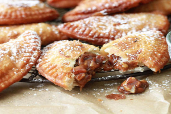 Caramel-pecan hand flipside pies - A recipe by wefacecook.com