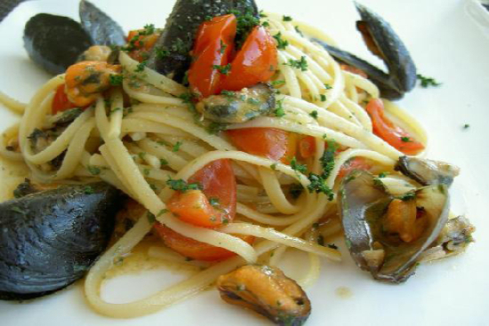 Garlic mussels with pasta and cherry tomatoes 