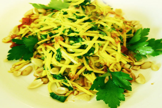 Green mango salad - A recipe by wefacecook.com