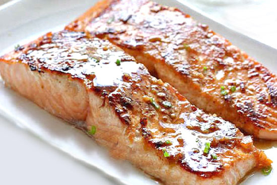 Fillets of salmon with roasted garlic 