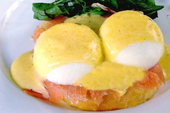 Smoked salmon eggs benedict 