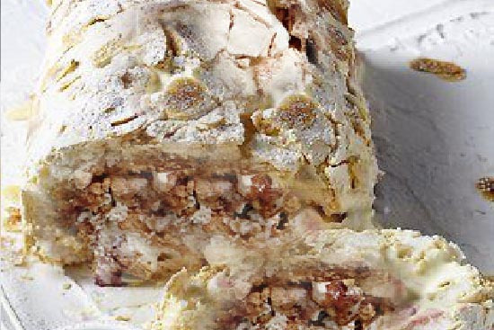 Meringue roulade with praline whipped cream 