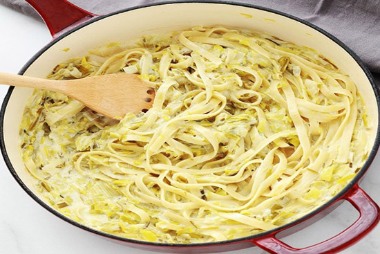 Spaghetti with creamy garlic and leeks 