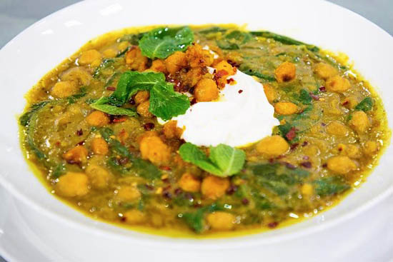 Chickpea stew with coconut and turmeric 