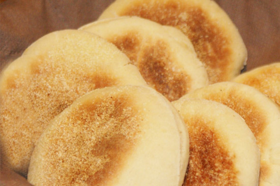 English muffins - A recipe by wefacecook.com