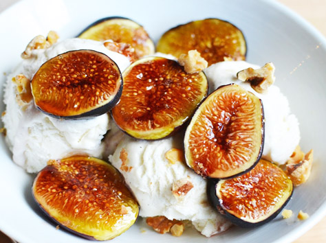 Caramelized figs with fudge sauce - A recipe by wefacecook.com